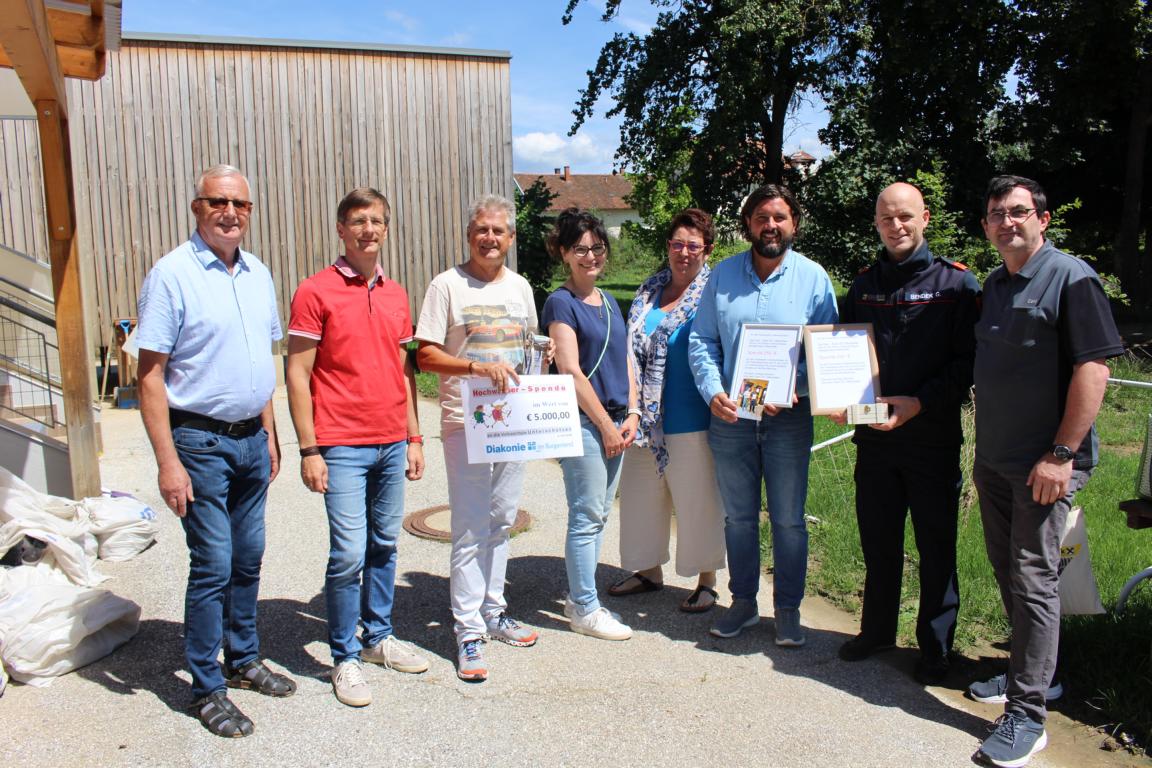K1024_Spenden_an_die_VS_und_FF_Unterschutzen_Diakonie_und_DC_Silberpfeile.JPG
